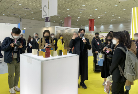 정구호 총감독이 '2021 공예트렌드페어' 주제관에서 작품 설명을 하고 있다. 디지털타임스 DB